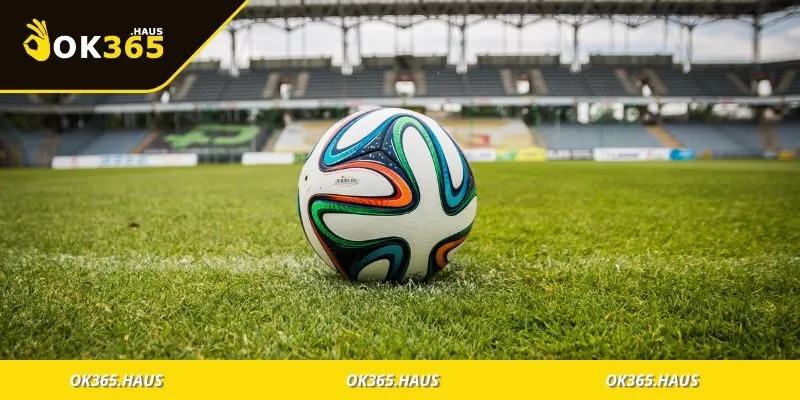 Kèo Đồng Banh - Chơi Chuẩn Với Bí Quyết Thắng Lớn 2 Người chơi đang theo dõi kèo đồng banh trên điện thoại cá cược