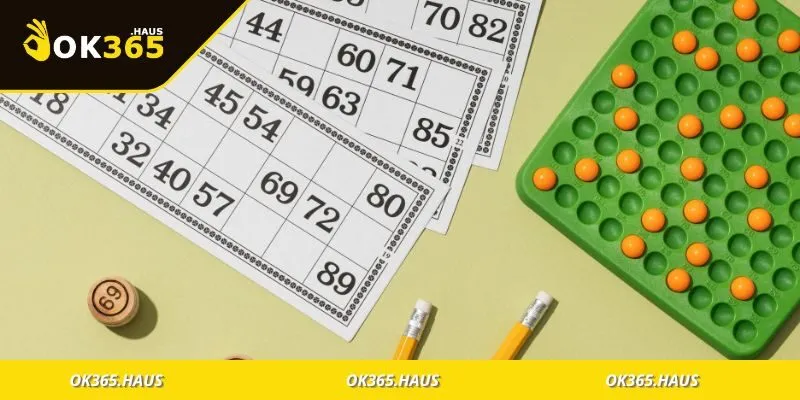 Người chơi kiểm tra bảng kết quả và ghi chú dãy số