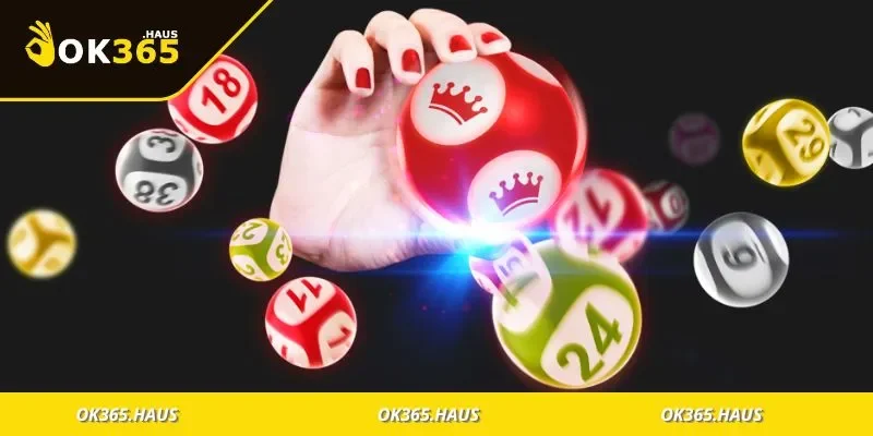 Người chơi đang kiểm tra vé số của ba miền